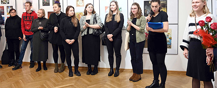 Ekspozycja ilustracji ze zbiorów BWA Galerii Zamojskiej, na pierwszym planie uczestnicy Programu Edukacyjnego Multimedia dla Ilustracji